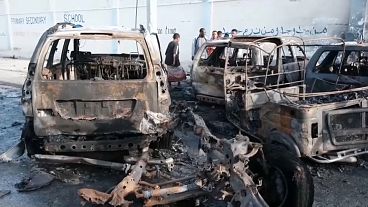 آثار الانفجار الذي استهدف مقهى في العاصمة الصومالية وخلف 5 قتلى  