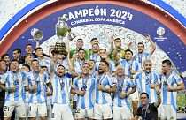 لاعبو الأرجنتين يحتفلون بالكأس بعد الفوز على كولومبيا في المباراة النهائية لكوبا أمريكا لكرة القدم في ميامي جاردنز بولاية فلوريدا، الاثنين، 15 يوليو 2024. 