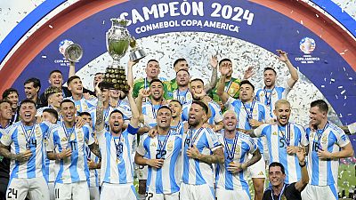 لاعبو الأرجنتين يحتفلون بالكأس بعد الفوز على كولومبيا في المباراة النهائية لكوبا أمريكا لكرة القدم في ميامي جاردنز بولاية فلوريدا، الاثنين، 15 يوليو 2024. 
