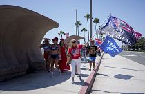 Des personnes se rassemblent pour soutenir le candidat républicain à la présidence, l'ancien président Donald Trump, à Huntington Beach, en Californie, le 15 juillet.