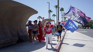 Pessoas manifestam-se em apoio do candidato presidencial republicano, o antigo Presidente Donald Trump, em Huntington Beach, Califórnia, a 15 de julho
