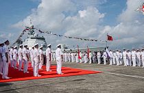  يحضر بحارة عسكريون روس مراسم الترحيب بمناورات القوات البحرية المشتركة في ميناء في تشانجيانغ بمقاطعة قوانغدونغ الصينية، الأحد 14 يوليو 2024.