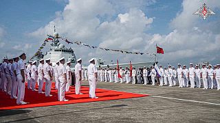  يحضر بحارة عسكريون روس مراسم الترحيب بمناورات القوات البحرية المشتركة في ميناء في تشانجيانغ بمقاطعة قوانغدونغ الصينية، الأحد 14 يوليو 2024.
