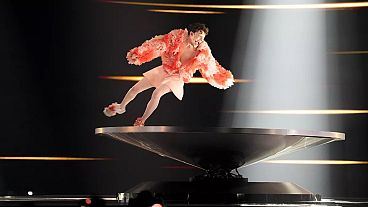 Nemo aus der Schweiz performt den Song The Code während des zweiten Halbfinales beim Eurovision Song Contest in Malmö, Schweden, Donnerstag, 9. Mai 2024
