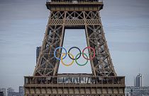 Olimpiai karikák a párizsi Eiffel-tornyon