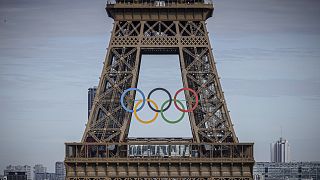 Olimpiai karikák a párizsi Eiffel-tornyon