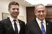 رئيس الوزراء الإسرائيلي بنيامين نتنياهو، الثاني من اليسار، وابنه يائير من اليسار، يقفان لالتقاط صورة في تل أبيب، إسرائيل، قبل انعقاد منتدى الهولوكوست العالمي.