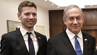 رئيس الوزراء الإسرائيلي بنيامين نتنياهو، الثاني من اليسار، وابنه يائير من اليسار، يقفان لالتقاط صورة في تل أبيب، إسرائيل، قبل انعقاد منتدى الهولوكوست العالمي.