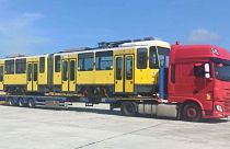 El último de los 12 viejos tranvías donados por Berlín llega a Lviv.