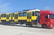 Die letzte der 12 von Berlin gespendeten alten Straßenbahnen macht sich auf den Weg nach Lviv.