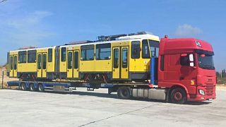 El último de los 12 viejos tranvías donados por Berlín llega a Lviv.