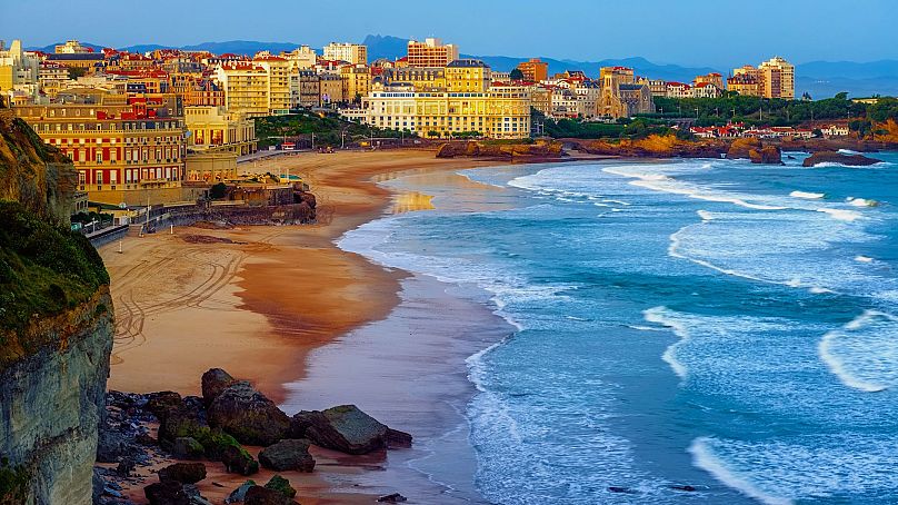 Biarritz ở Pháp mang đến sự kết hợp hoàn hảo giữa bãi biển và thành phố.