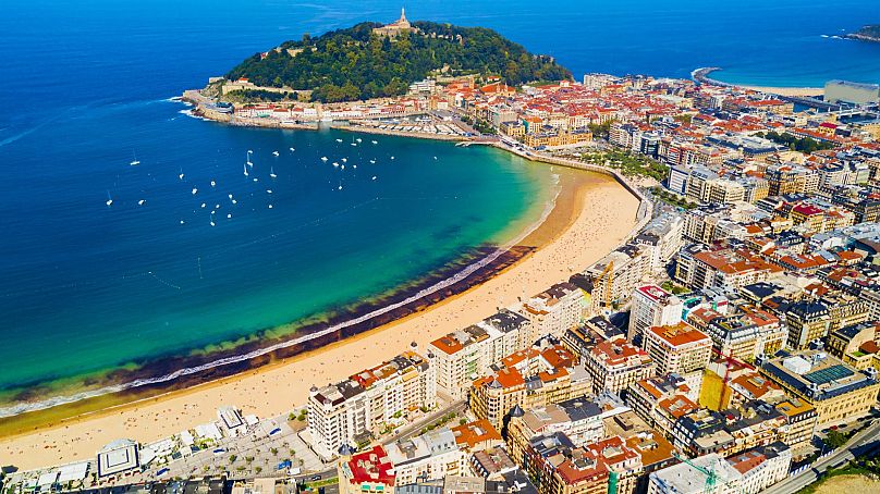 La città settentrionale spagnola di San Sebastián è un paradiso per i surfisti