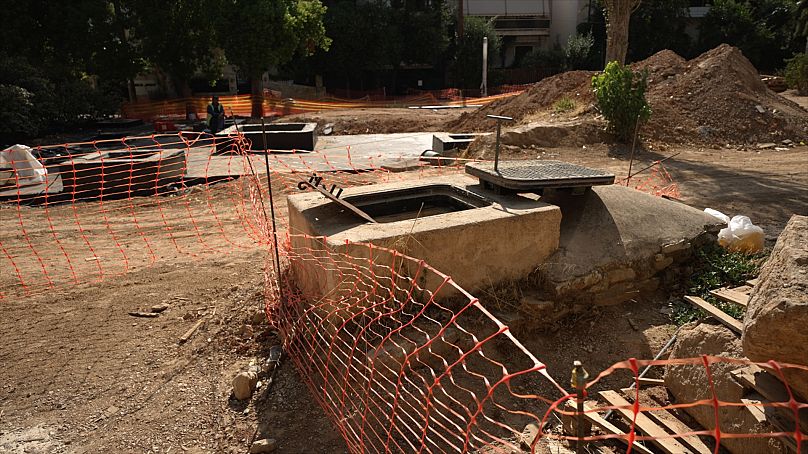 Das Hadrianische Aquädukt ist durch eine Reihe von Brunnen verbunden, die in den Grundwasserspiegel eindringen