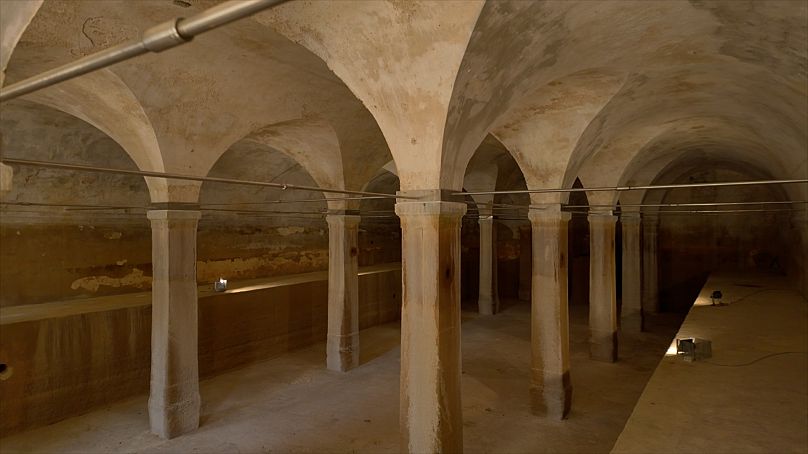 L'aqueduc d'Hadrien parcourt environ 23 km depuis le mont Parnitha jusqu'au réservoir d'Hadrien, au cœur d'Athènes