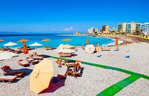 As espreguiçadeiras já não podem estar a menos de quatro metros do mar nas praias gregas.