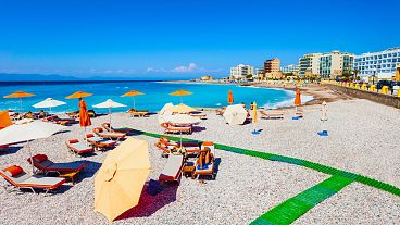 Sur les plages grecques, les chaises longues ne peuvent plus être placées à moins de quatre mètres de la mer.