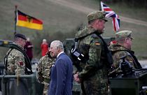 İngiltere Kralı Charles III, Finowfurt'taki 130. Alman-İngiliz Öncü Köprü Taburu askeri birliğini ziyareti sırasında askerlerle konuşuyor