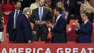 Trump, Vance és a két Trump fiú Milwaukeeban, a republikánus jelölő konvención