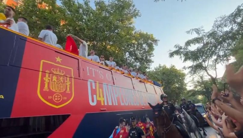 El autoús de La Roja en las calles de Madrid.