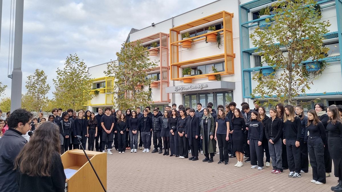 Ankara Charles de Gaulle Lisesi öğrencileri, Mustafa Kemal Atatürk'ün ölüm yıldönümünde anma töreninde (Fotoğraf, CdG Lisesi'nin X hesabından alınmıştır)