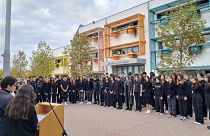 Ankara Charles de Gaulle Lisesi öğrencileri, Mustafa Kemal Atatürk'ün ölüm yıldönümünde anma töreninde (Fotoğraf, CdG Lisesi'nin X hesabından alınmıştır)