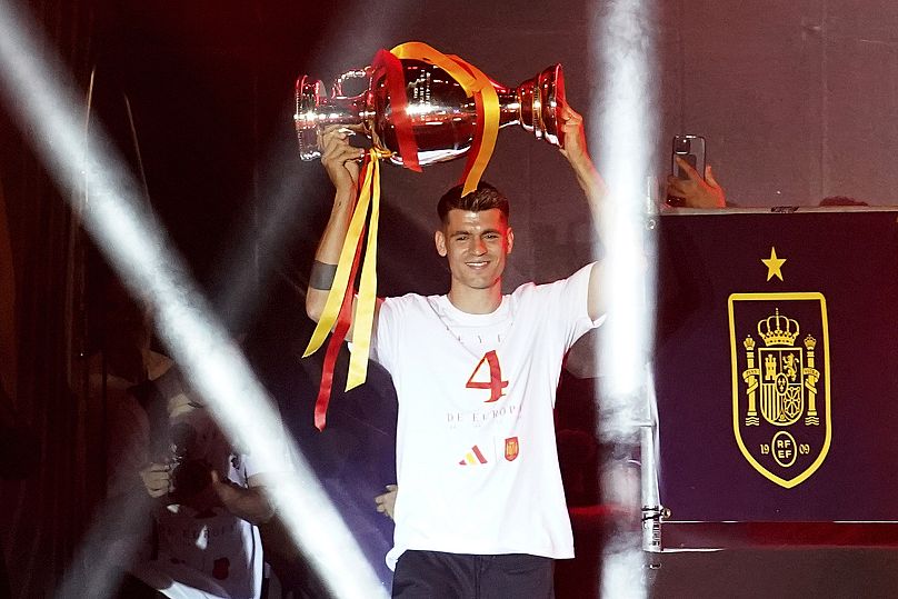 Le capitaine de l'équipe espagnole, Alvaro Morata, arrive sur scène avec le trophée sur la scène de la place Cibeles à Madrid, le lundi 15 juillet 2024.