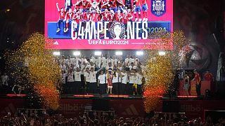 Le capitaine espagnol Alvaro Morata applaudit tandis qu'un enfant soulève le trophée lors des célébrations du sacre de la Roja sur la place Cibeles à Madrid, lundi 15 juillet.