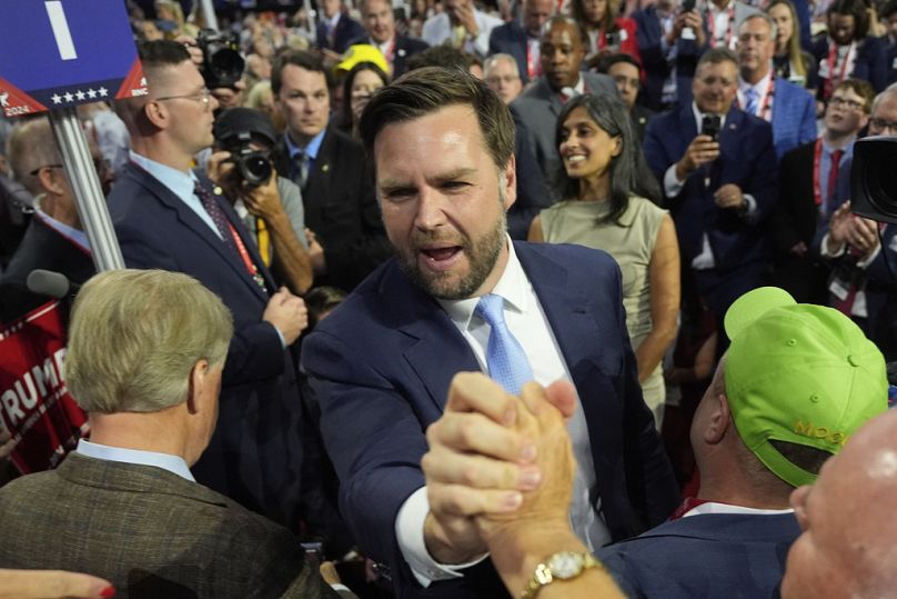 O candidato republicano à vice-presidência, Senador JD Vance, chega à Convenção Nacional Republicana na segunda-feira, 15 de julho de 2024, em Milwaukee.