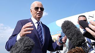 Presidente Joe Biden fala aos jornalistas na Base da Força Aérea de Andrews, Maryland, segunda-feira, 15 de julho de 2024, enquanto se dirige para Las Vegas