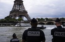 Párizsi rendőrök az Eiffel-toronynál