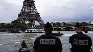 Párizsi rendőrök az Eiffel-toronynál