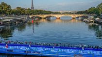 Atletas se zambullen en el río Sena desde el puente Alejandro III para la primera etapa de la prueba de triatlón femenino para los Juegos Olímpicos de París 2024 en París, 17 de agosto de 2023.