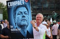 Jürgen Elsässer, a Compact főszerkesztője egy kormányellenes lipcsei tüntetésen