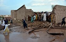 أناس يتجمعون لإزالة أنقاض منزل تضرر بسبب هطول الأمطار الغزيرة شرق كابول، أفغانستان، الاثنين، 15 يوليو 2024