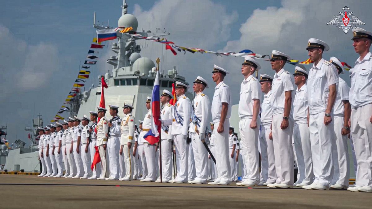 Militares russos participam numa cerimónia de boas-vindas do seu exercício conjunto de forças navais em Zhanjiang, província de Guangdong, China, domingo, 14 de julho 2024