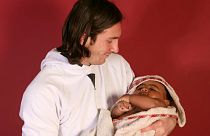 Die Geschichte hinter dem viralen Foto von Lionel Messi mit einem Baby Lamine Yamal 