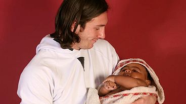 A história por detrás da fotografia viral de Lionel Messi com um bebé Lamine Yamal 
