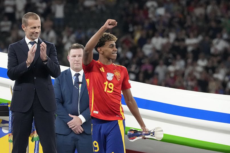 Lamine Yamal, da Espanha, depois de vencer o jogo final entre a Espanha e a Inglaterra no Euro 2024, em Berlim - na foto, com o prémio de Melhor Jogador Jovem - Domingo, 14 de