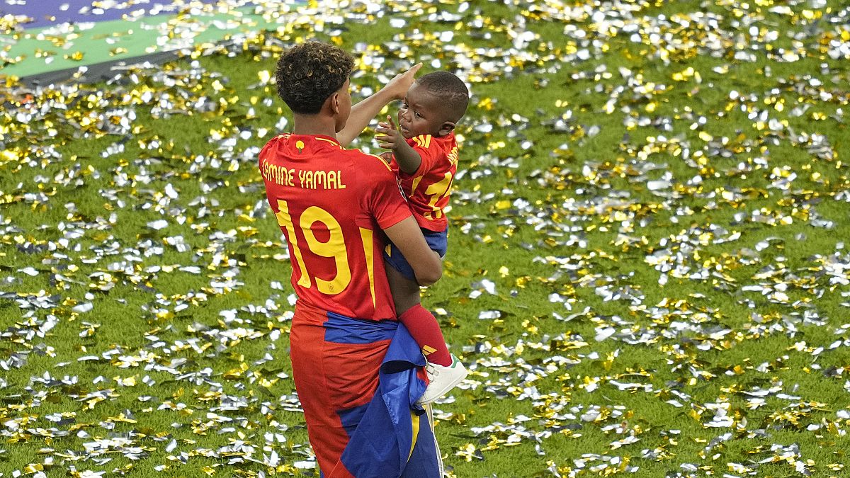 Lamine Yamal festeggia la vittoria della Spagna agli Europei con il fratellino Keyne a Berlino