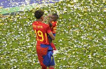 Lamine Yamal festeggia la vittoria della Spagna agli Europei con il fratellino Keyne a Berlino
