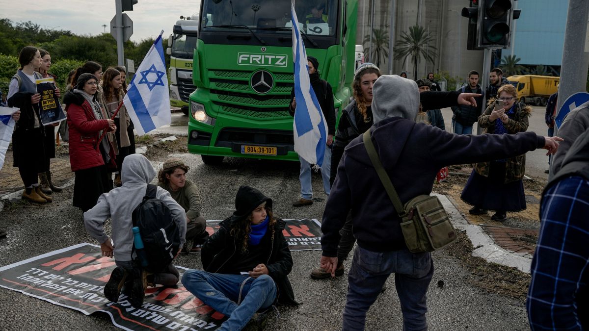  إسرائيليون يقفون بوجه مساعدات إنسانية آتية إلى قطاع غزة، في أشدود، فلسطين، 1 فبراير/شباط 2024.