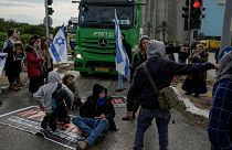  إسرائيليون يقفون بوجه مساعدات إنسانية آتية إلى قطاع غزة، في أشدود، فلسطين، 1 فبراير/شباط 2024.