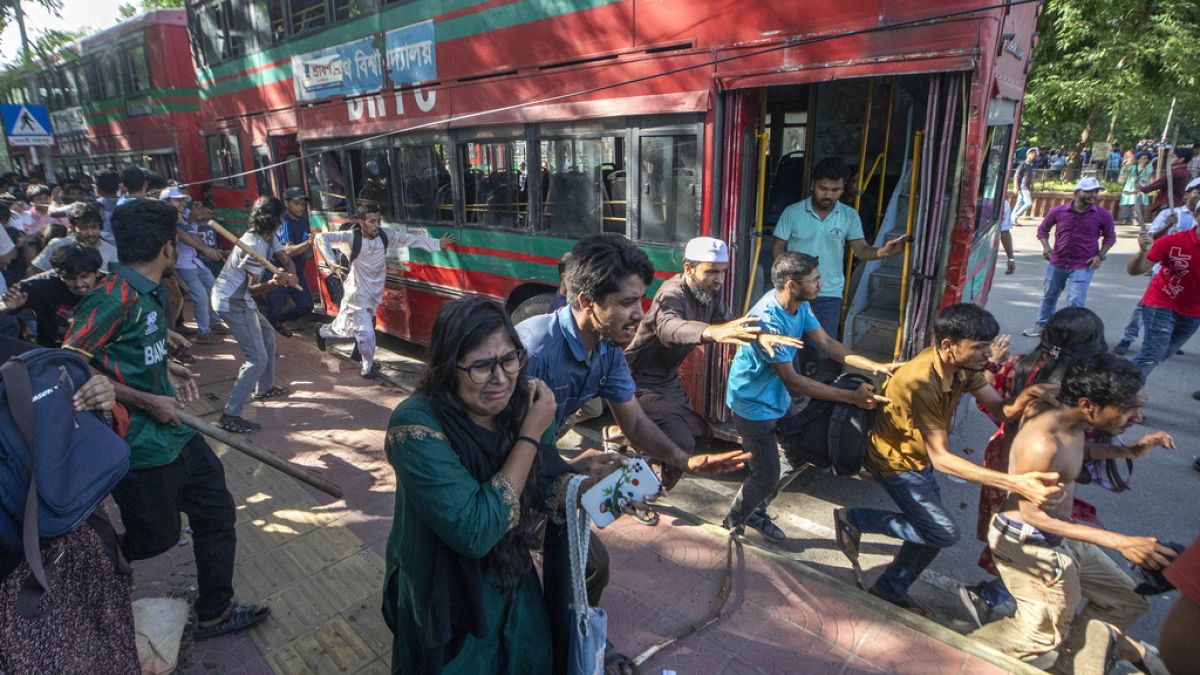 De violents affrontements au sujet du système de quotas dans les emplois publics font des dizaines de blessés au Bangladesh