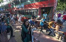 De violents affrontements au sujet du système de quotas dans les emplois publics font des dizaines de blessés au Bangladesh