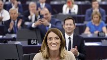 Roberta Metsola, sorri durante a sessão plenária de abertura do recém-eleito Parlamento Europeu em Estrasburgo, no leste de França, na terça-feira, dia 16 julho 2024