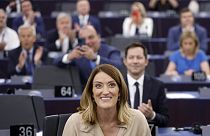 Roberta Metsola, sorri durante a sessão plenária de abertura do recém-eleito Parlamento Europeu em Estrasburgo, no leste de França, na terça-feira, dia 16 julho 2024