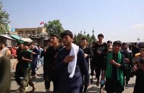 شبان أفغان يضربون على صدورهم في إحياء يوم عاشوراء