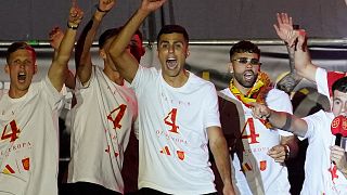 Rodri, de España, celebrando la victoria en la Eurocopa 2024 en la plaza de Cibeles de Madrid, el lunes 15 de julio de 2024.