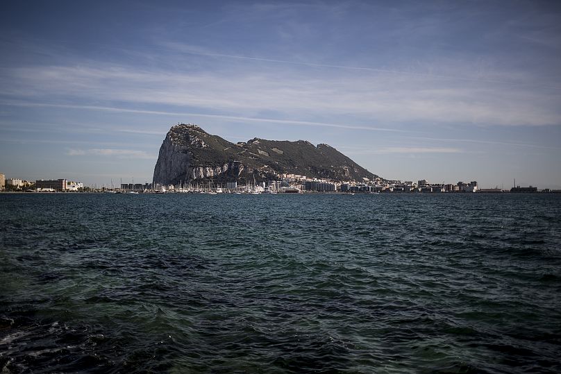 Vista aérea do rochedo de Gibraltar visto da vizinha cidade espanhola de La Linea